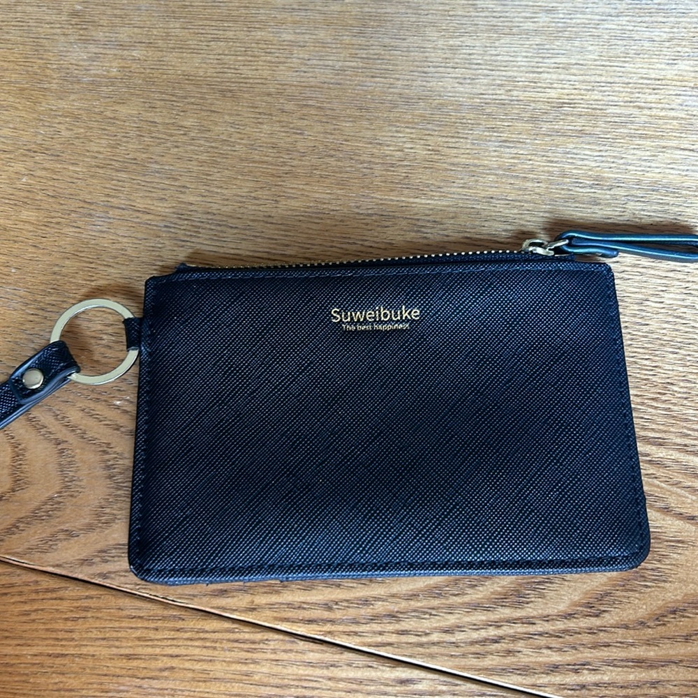 Suweibuke wristlet in black. Has identity theft protection. In great condition